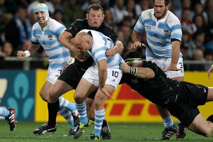 Felipe Contepomi es abordado por los ingleses Andrew Sheridan y el inglés Steve Thompson durante su partido del Grupo B de la Copa Mundial de Rugby en el estadio Otago, Dunedin, Nueva Zelanda, el 10 de septiembre de 2011