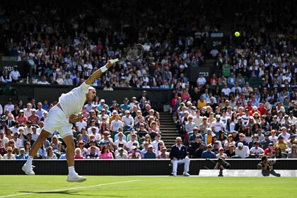 El argentino Francisco Cerúndolo ante Rafael Nadal en la cancha central de Wimbledon. 