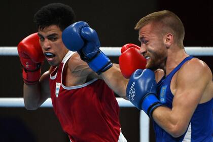 El argentino Francisco Daniel Veron (rojo) y el sueco Adam Chartoi pelean durante su combate de peso medio masculino (69-75 kg) durante los Juegos Olímpicos de Tokio 2020 en el Kokugikan Arena de Tokio el 26 de julio de 2021