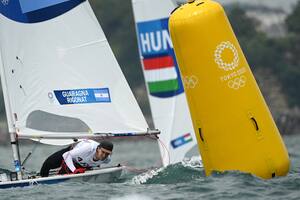 El argentino Francisco Guaragna Rigonat compite en la carrera láser de bote unipersonal masculino 2 durante la competencia de vela de los Juegos Olímpicos de Tokio 2020 en el puerto de yates de Enoshima en Fujisawa, Prefectura de Kanagawa, Japón, el 26 de julio de 2021