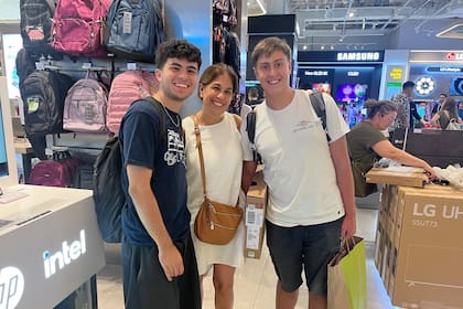 El argentino Franco Fernández, de blanco, compró un notebook Lenovo a mitad de precio