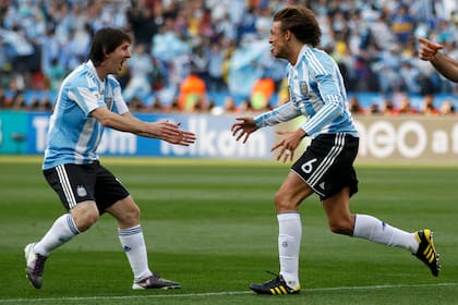 Cinco años, entre 2005 y 2010, compartieron Messi y Heinze en la selección, y en ese ciclo, jugaron dos Copas del Mundo: Alemania y Sudáfrica; siempre tuvieron una muy buena relación y hoy se mantienen en contacto a través de mensajes