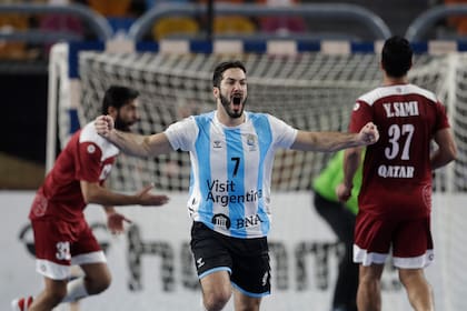 Ignacio Pizarro celebra durante el partido del Mundial de handball de Egipto 2021, contra Qatar