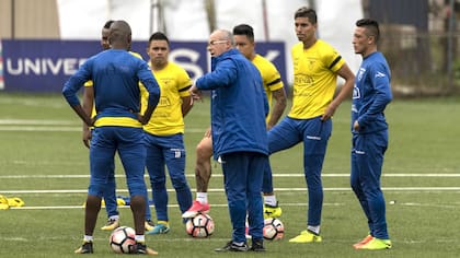 El argentino Jorge Célico dirigía las divisiones formativas de Ecuador; reemplazó a Quinteros y debutó con una derrota en Chile
