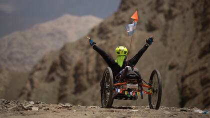 El argentino Juan Maggi, que de chico perdió la movilidad de sus piernas, logró la hazaña de llegar a los 5600 metros en el Himalaya con una bicicleta de manos