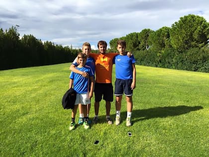 El argentino Juanda Manevy (remera naranja) entrenó a Nardi (el primero desde la derecha) en Pésaro, Italia 