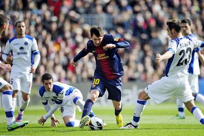 Messi, hace ocho años. Un imán para los hinchas del fútbol, y también para los defensores rivales: cinco jugadores en su búsqueda