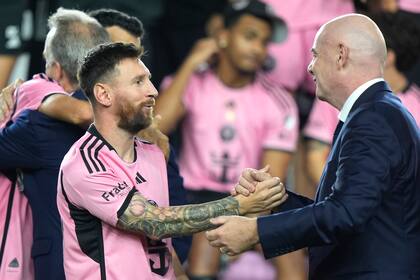 El argentino Lionel Messi, del Inter Miami, es felicitado por el presidente de la FIFA Gianni Infantino, durante una ceremonia tras el partido del sábado 19 de octubre de 2024 en Fort Lauderdale, Florida (AP Foto/Lynne Sladky)