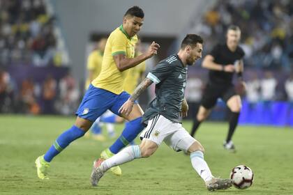Brasil se ha recuperado pero le falta volver a ganar la Copa del Mundo, según Cafú, que piensa que la Argentina debe jugar para Messi y que, si lo hace, será imbatible.