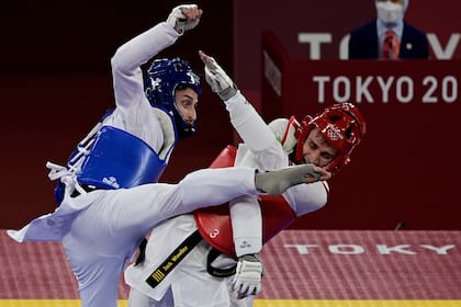 Jack Woolley compitió con el argentino Lucas Lautaro Guzmán (azul) en la ronda eliminatoria masculina de taekwondo de -58 kg durante los Juegos Olímpicos de Tokio 2020 en el Makuhari Messe Hall de Tokio el 24 de julio de 2021