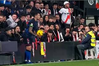 La repudiable agresión de un chico a Lucas Ocampos mientras sacaba un lateral