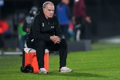 El argentino Marcelo Bielsa, DT de Uruguay, intentará derrotar a Paraguay en Asunción