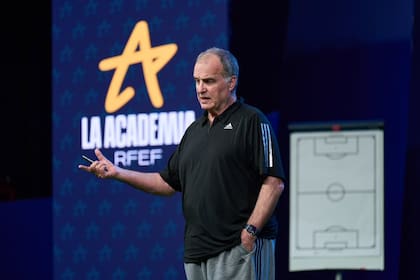 El argentino Marcelo Bielsa, durante su exposición en la Academia de entrenadores de la Real Federación Española de Fútbol (RFEF)