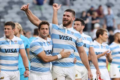 El argentino Marcos Kremer (C) celebra la victoria con sus compañeros al final del partido de rugby Tri-Nations 2020 entre Nueva Zelanda y Argentina