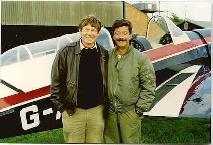 David Morgan y Héctor Sánchez, en 1993, dejando definitivamente atrás el tiempo de ser adversarios. En Malvinas, durante un enfrentamiento aéreo, Sánchez fue el único piloto argentino que logró escapar del ataque de la escuadrilla británica que integraba Morgan
