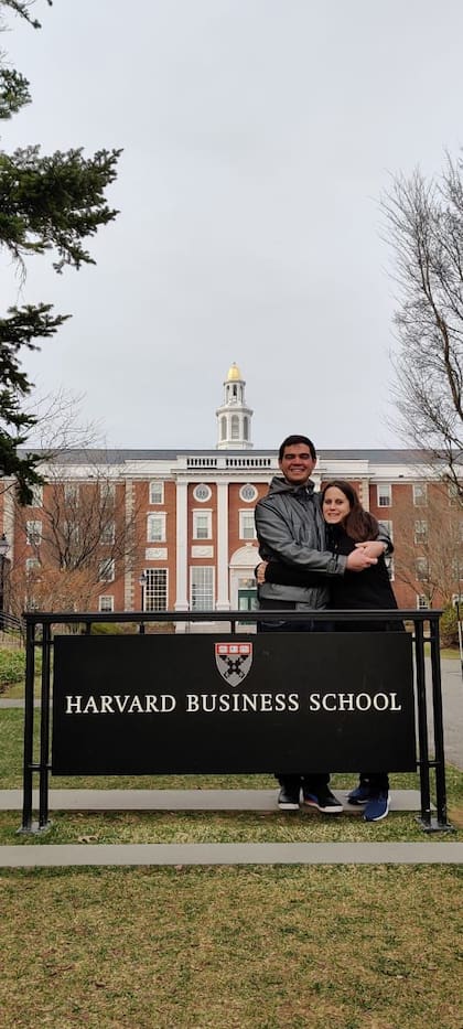 El argentino Nicolás Manes estudió Economía en la Universidad de San Andrés (Buenos Aires) y luego hizo una Maestría en Administración de Negocios en la Universidad de Harvard