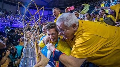 El argentino Nicolás Richotti festeja con los hinchas en la platea