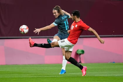 El jugador argentino Pedro De La vega golpea es marcado por el egipcio Ahmed Fotouh durante el partido de fútbol masculino de los Juegos Olímpicos de Tokio 2020.