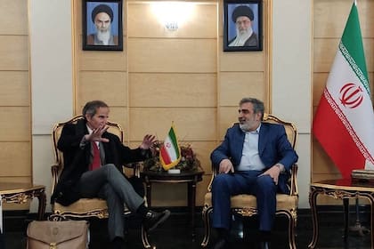 El argentino Rafael Grossi durante una reunión con el vocero del organismo nuclear iraní, Behrouz Kamalvandi, en Teherán