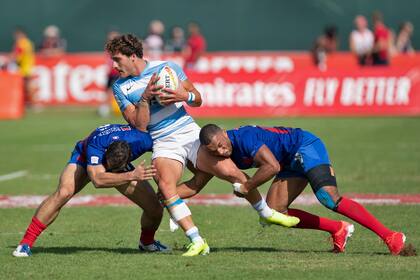 Rodrigo Isgro es abordado por los franceses Paulin Riva y Varian Pasquet