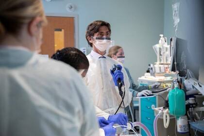Fernández-Bussy en el laboratorio donde utiliza la broncoscopía robótica para el diagnóstico del cáncer pulmonar