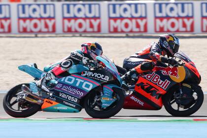El argentino Valentín Perrone (izquierda) actuará en la carrera principal de Moto3 del Gran Premio de San Marino.
