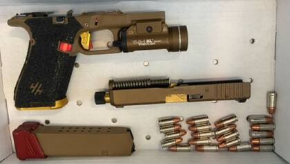 El arma de fuego 9 mm estaba cargada con 21 balas, incluida una en la recámara, indicó la TSA