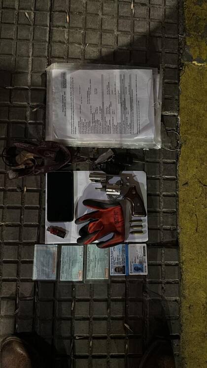 El arma secuestrada en el auto en el que llegaron las ladronas de Recoleta