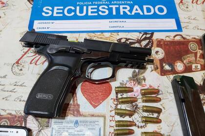 El arma secuestrada en poder de los sospechosos