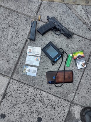 El arma usada en el ataque, la 9 mm reglamentaria de la Policía Federal