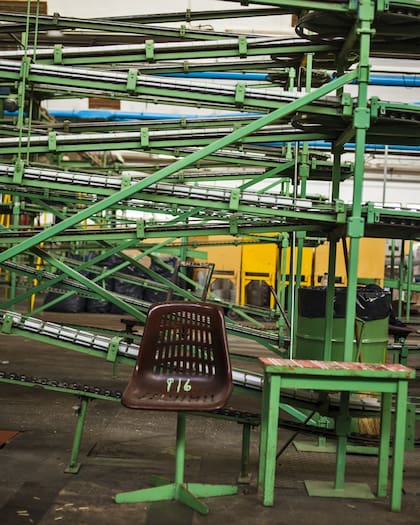 El armado de la caja se realiza de manera automática con su característica lengüeta.