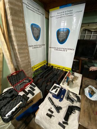 El armamento hallado al ser detenido un hombre que disparó en la calle, en Mataderos