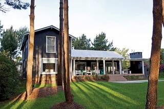 Entre el bosque y el mar: una casa pensada para las vacaciones