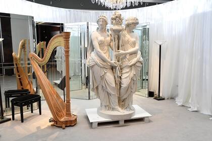 El arpa y la escultura de dos vestales en mármol, del siglo XVII.