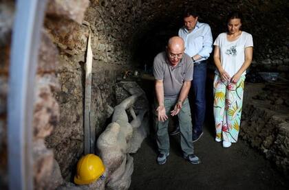 El arqueólogo Dr. Lyudmil Vagalinski se encuentra junto a una estatua de mármol
