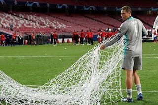 Neuer de chico atajaba con un oso adentro del arco porque no paraba de llorar