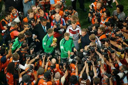 El arquero alemán Manuel Neuer está rodeado de fotógrafos en la final del Mundial de 2014 cuando Alemania salió campeón