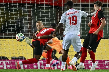 El arquero Alexander Schlager salva a Austria en el primer tiempo, cuando Túnez tuvo más situaciones de gol
