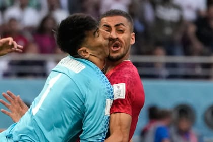 El arquero Alireza Beiranvand después de chocar la cabeza contra el defensor Majid Hosseini en el partido contra Inglaterra