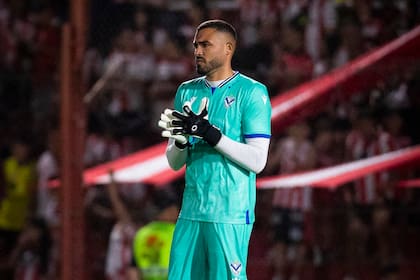El arquero Álvaro Montero fue decisivo para el triunfo de Vélez en Córdoba