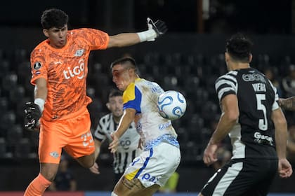 El arquero Ángel González se agiganta ante la presencia de Agustín Sández: el arquero se impuso en un par de duelos ante Alejo Véliz, pero no pudo con Enzo Copetti