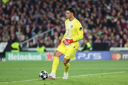 El arquero argentino Juan Musso envuelto en medio de la polémica hizo un saque de arco y su compañero Marc Pubill frenó la pelota con una mano en el área de Atlético de Madrid frente a Barcelona.