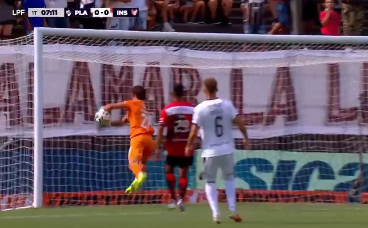 Da grande defesa do goleiro sobre o próprio companheiro ao chute do adversário que terminou em gol