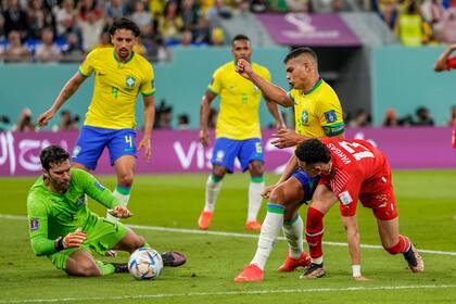 El arquero brasileño Alisson controla la pelota ante Suiza