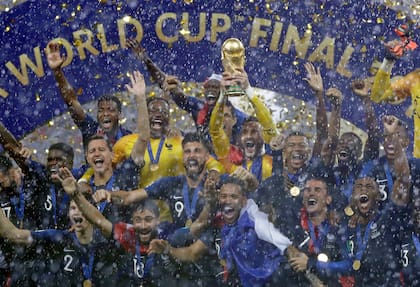 El arquero de Francia Hugo Lloris alza el trofeo tras vencer a Croacia en la final de la Copa del Mundo en Moscú