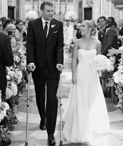 El arquero de la selección alemana y del Bayern Munich llegó al altar de la catedral de Monopoli en muletas