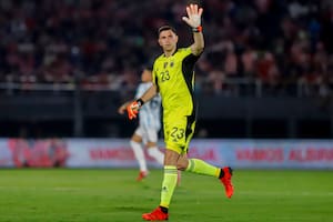 El arquero de la Selección argentina tuvo que viajar de urgencia al país por una complicación de su papá