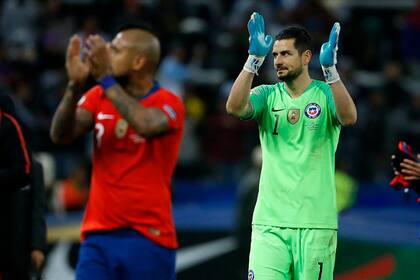 El arquero de la selección chilena, Gabriel Arias, saluda a los hinchas tras el partido de la definición del tercer lugar de la Copa America 2019 contra Argentina disputado en el estadio Arena de Corinthians de San Pablo, Brasil.