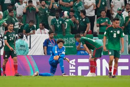 El arquero de México Guillermo Ochoa reacciona tras el gol de Arabia Saudí en el partido por el Grupo C del Mundial, el miércoles 30 de noviembre de 2022, en Lusail, Qatar. (AP Foto/Moisés Castillo)