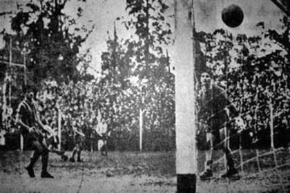 El arquero de Rosario Central, Pedro Botazzi, ve como la pelota ingresa al arco luego del impacto de rabona de Ricardo Beto Infante